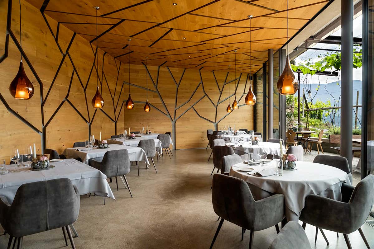 L’ambiente accogliente e raffinato del ristorante, il luogo ideale dove scoprire i sapori autentici dell’Alto Adige