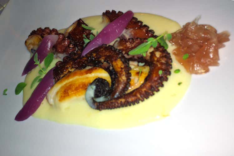 Polpo croccante su cremoso di patate e cipolla di Tropea