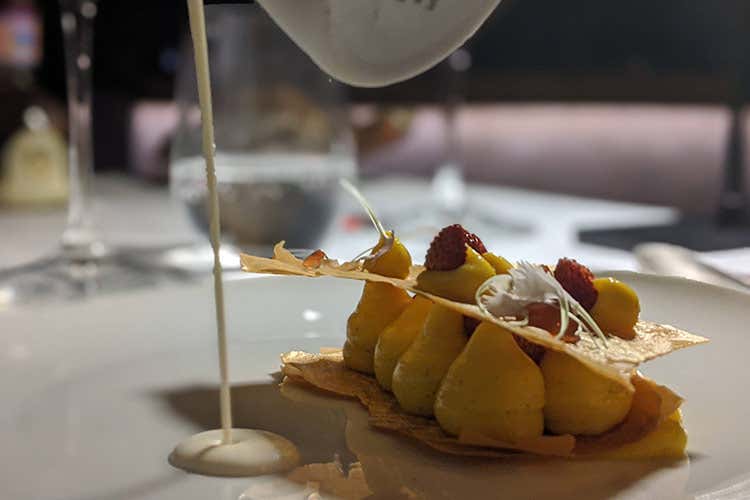 Millefoglie con crema pasticcera, foglioline di bosco e gocce di aceto balsamico stravecchio - Terrazza su Roma e dinner bond La resilienza di Imàgo ripagherà
