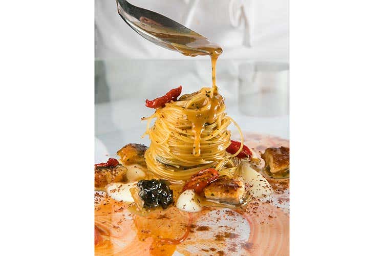 Capellini aglio plio peperoncino e anguilla affumicata 2008 (Imàgo all'Hassler Roma Profumi d'autunno nel nuovo menu) Capellini aglio plio peperoncino e anguilla affumicata 2008 (Imàgo all'Hassler Roma Profumi d'autunno nel nuovo menu)