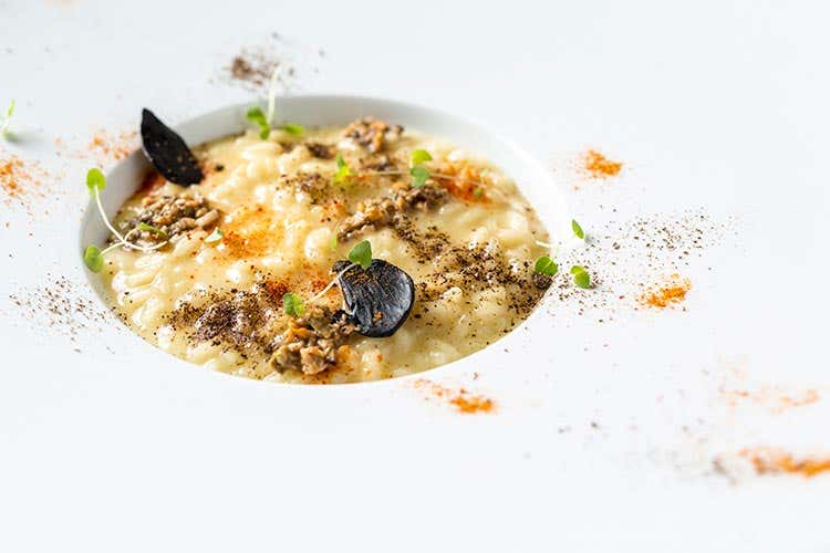 Risotto alla marinara, cozze e black lime (Imàgo all'Hassler Roma Profumi d'autunno nel nuovo menu) Risotto alla marinara, cozze e black lime (Imàgo all'Hassler Roma Profumi d'autunno nel nuovo menu)