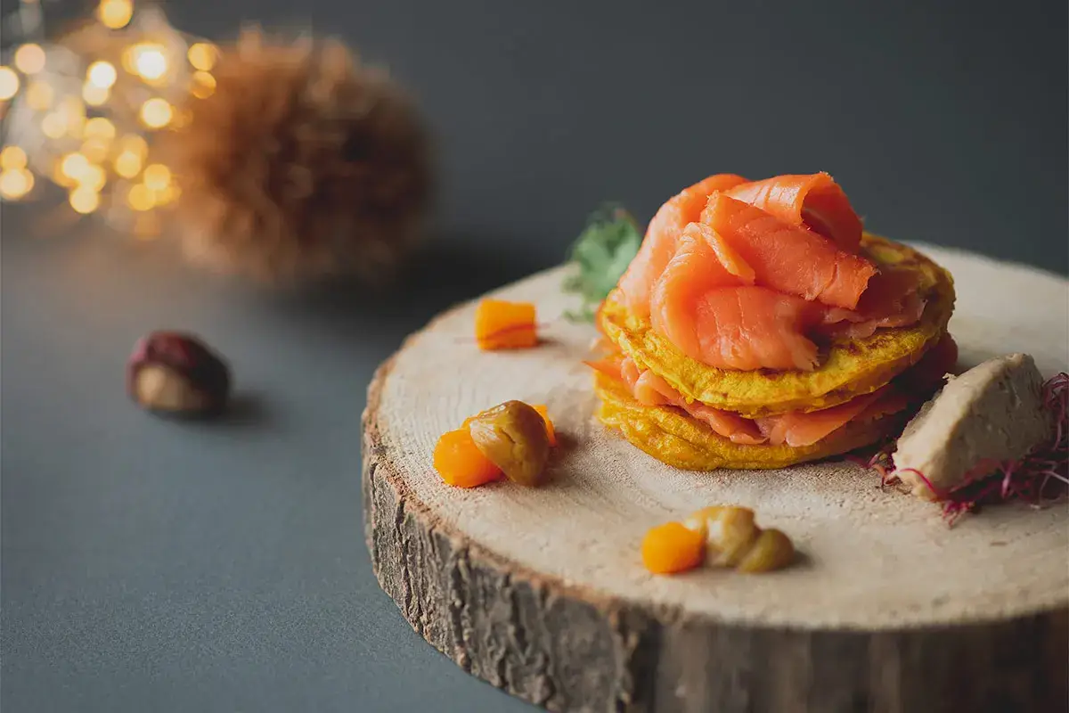 Pancakes alla curcuma, salmone selvaggio affumicato red king dell'Alaska e spuma di castagne Pancakes alla curcuma, salmone selvaggio affumicato red king dell'Alaska e spuma di castagne