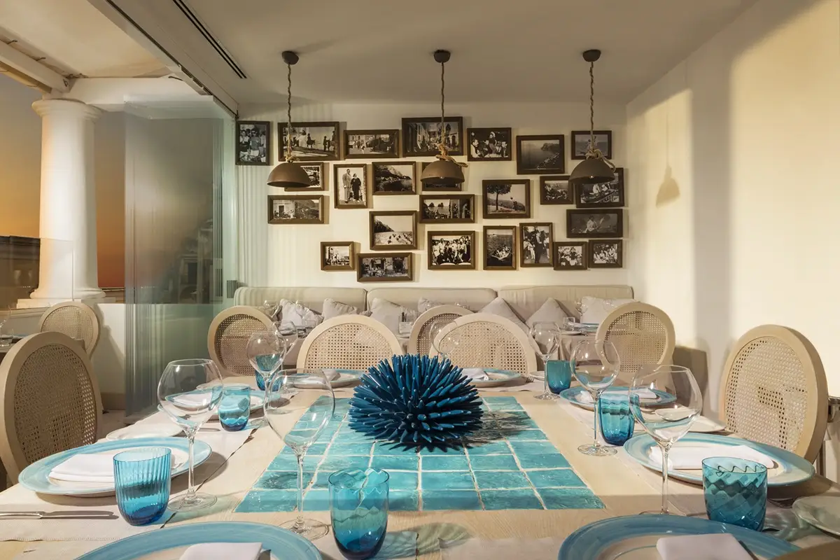Tavolo imperiale di Mamm&agrave; La magia di Capri in una casa: benvenuti all&rsquo;Hotel Punta Tragara