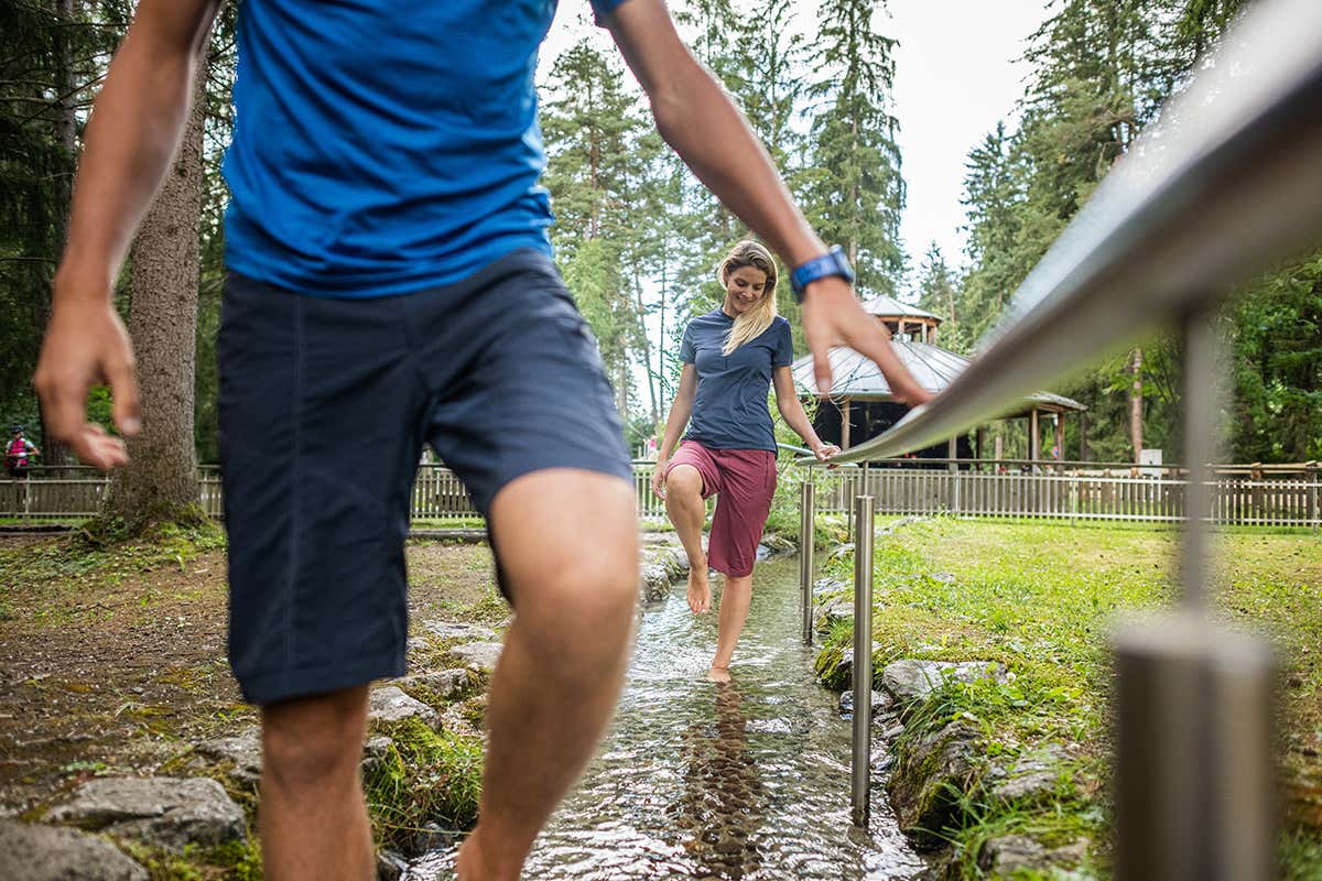 Impianto Kneipp a Villabassa. Foto: IDM Alto Adige, Harald Wisthaler  Chi non ama le atmosfere autunnali? Idee per un settembre magico in Alto Adige