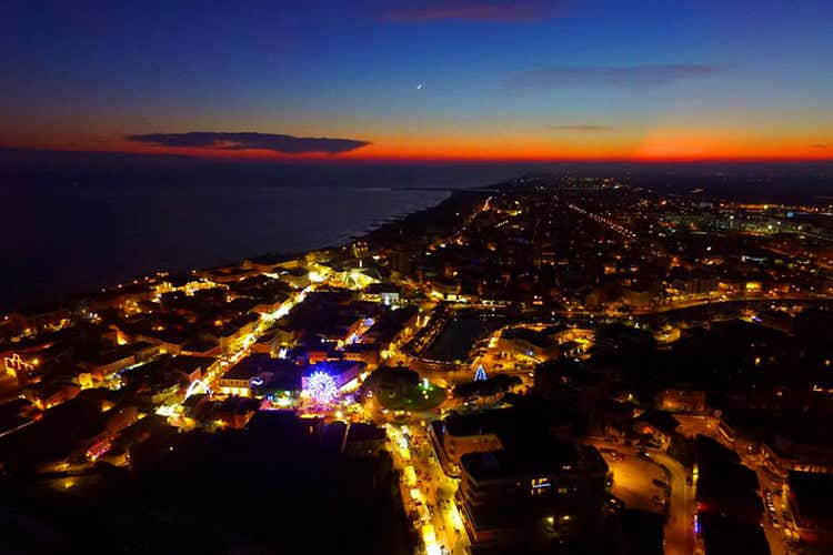 Caorle Wonderland, vista panoramica dall'alto (In 500mila a Caorle Wonderland Mercatini di Natale in spiaggia)