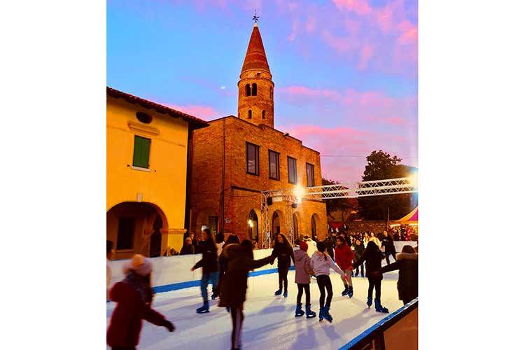 La pista di pattinaggio sul ghiaccio (In 500mila a Caorle Wonderland Mercatini di Natale in spiaggia)
