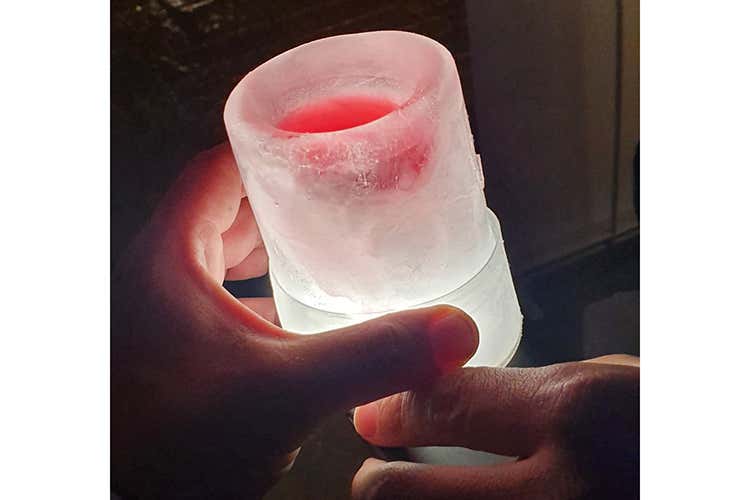 All&rsquo;Ice Truck cioccolate e cocktail in bicchieri ghiacciati (In 500mila a Caorle Wonderland Mercatini di Natale in spiaggia)