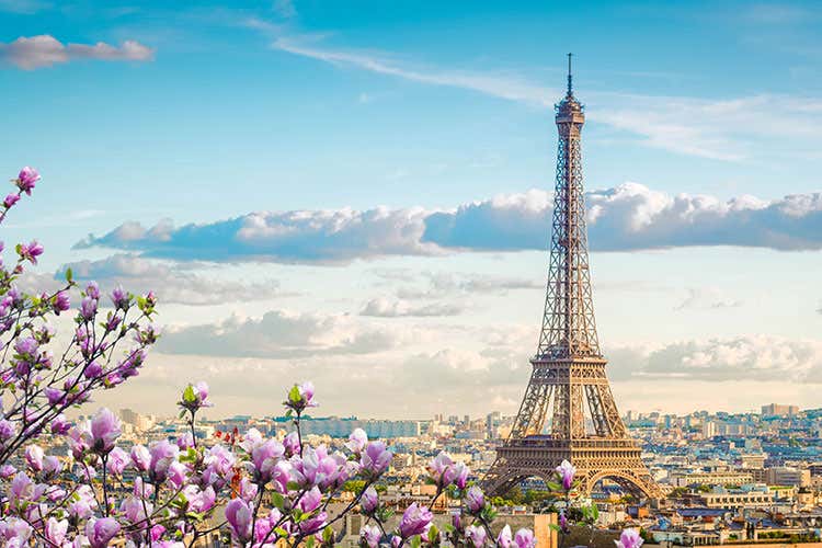Via il bruno Eiffel che la riveste dal 1968 - In attesa di turisti e Olimpiadi la Tour Eiffel si rif&agrave; il look: sar&agrave; oro