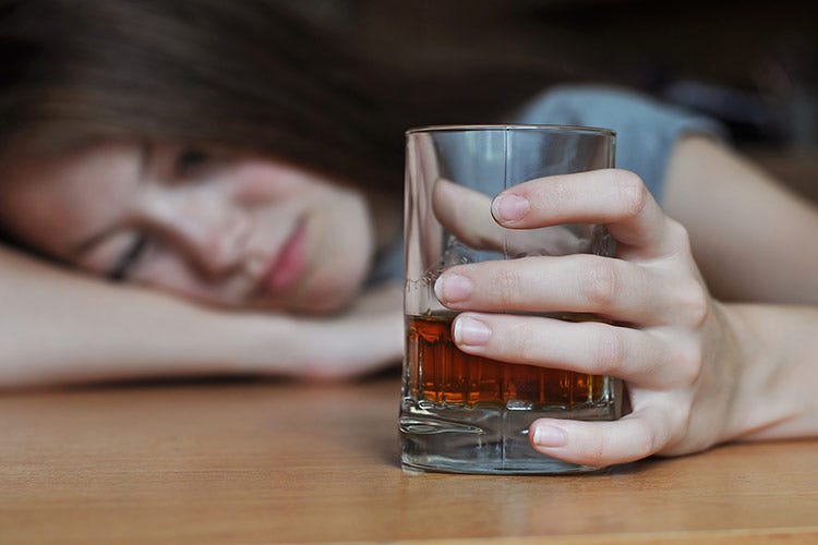 Si abbassa l’età in cui si comincia a bere - In aumento il binge drinking I pericoli  dell'abbuffata alcolica
