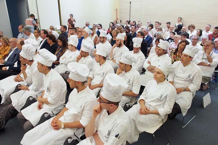 Allievi e ospiti alla lectio magistralis (In cucina, dimenticare per ricordare La lectio magistralis di Gianni Mura)