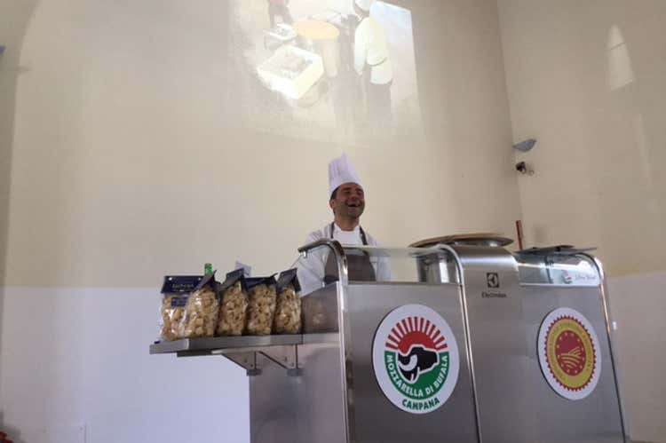 In treno da Napoli alla Reggia di Caserta assaporando il gustoso sapore della Bufala