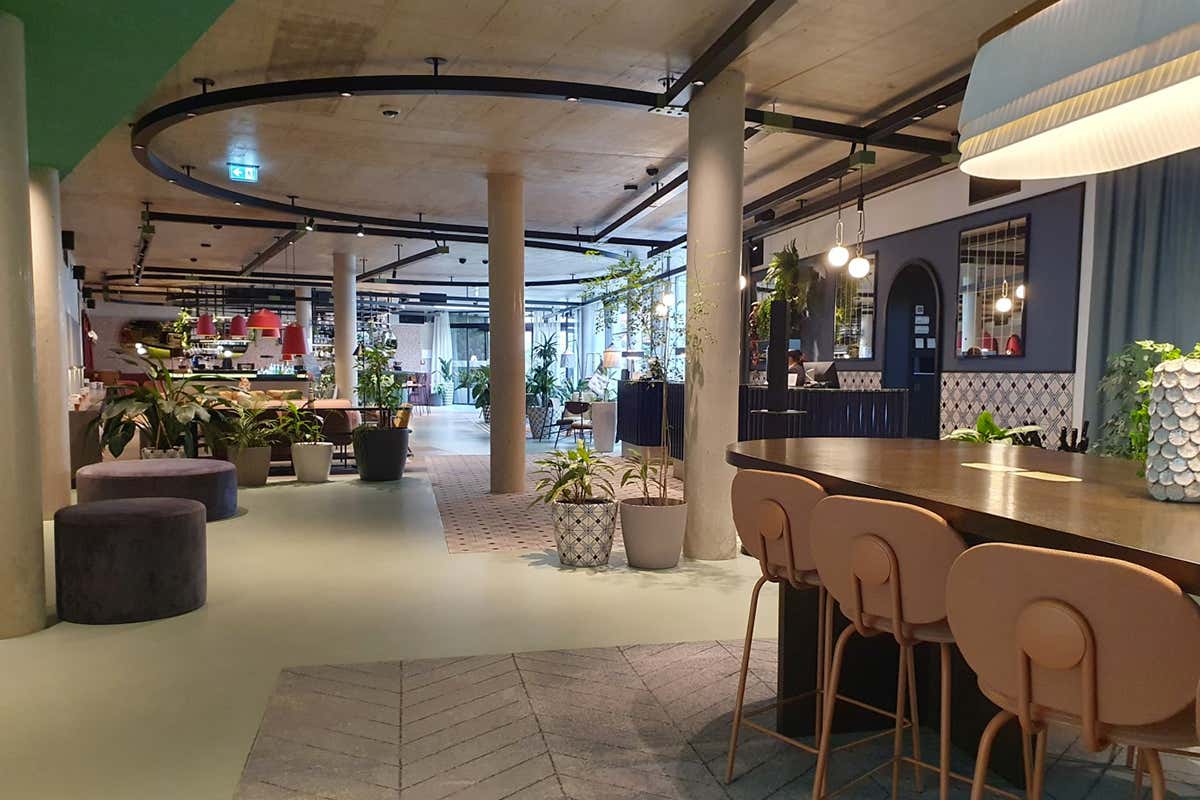 All'Hotel Indigo ambienti ampi e luminosi dove design contemporaneo e fascino viennese si incontrano