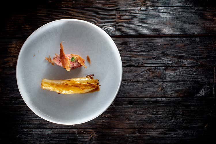 Indivia al burro, tartare di agnello di Villa di Chiavenna e bagna cauda di misultin (Prodotti tipici, tecniche dal mondo Il segreto di Masanti a Il Cantinone)