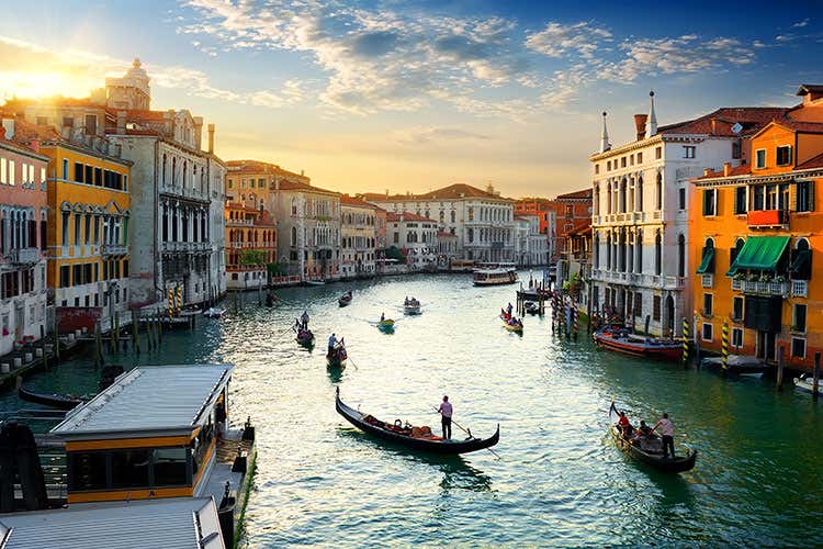 Venezia attira sempre un alto flusso di turismo (Inizia l’estate italiana Più turisti, ma minor spesa) Venezia attira sempre un alto flusso di turismo (Inizia l’estate italiana Più turisti, ma minor spesa)