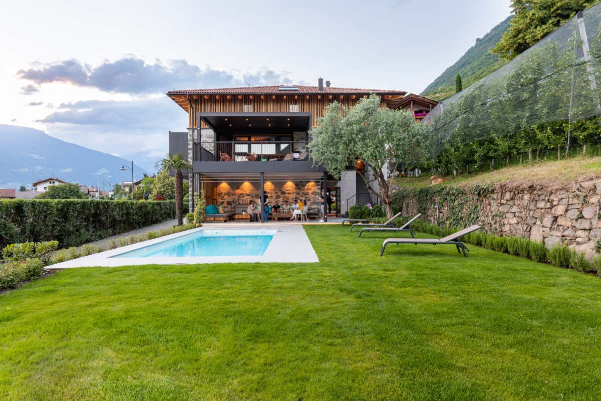 Un tuffo tra le montagne: i masi con piscina di Gallo Rosso 