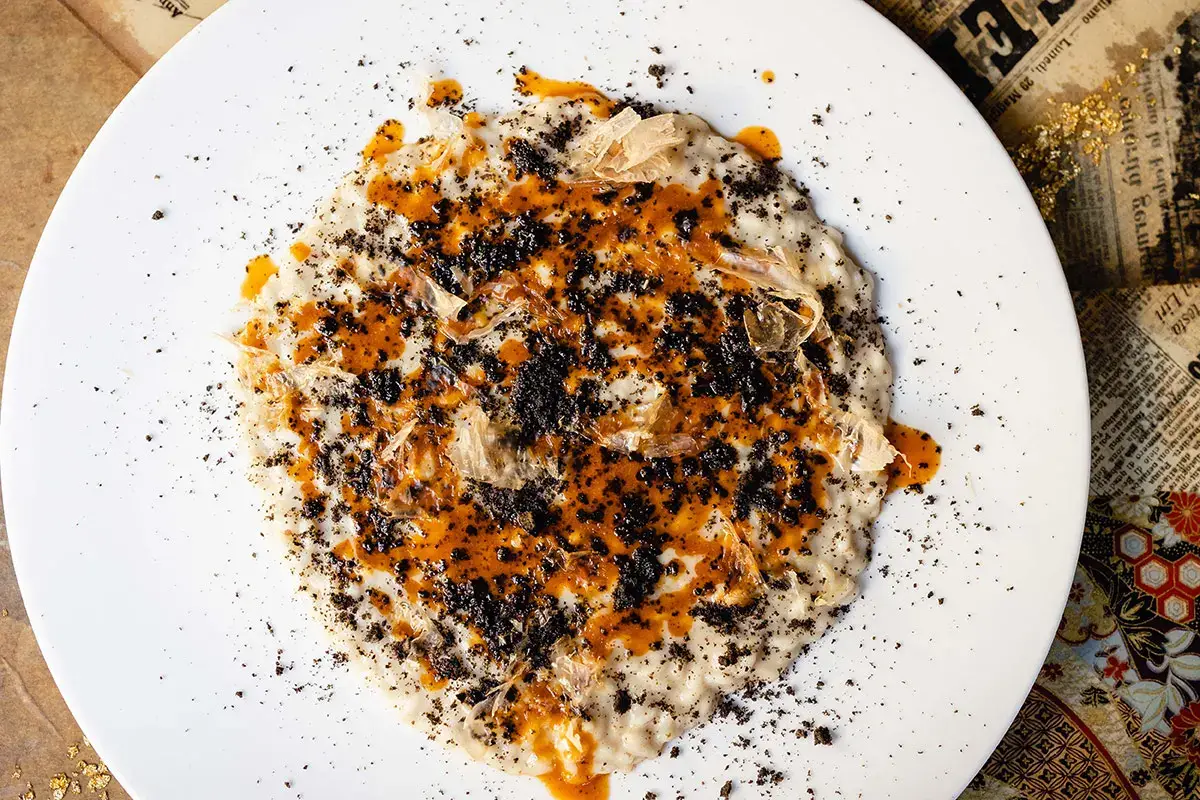 Riso Carnaroli Acquerello con topinambour, fondo bruno di tonno, polvere di olive e katsuobushi Il risotto di Tommaso Arrigoni incontra il Pinot Nero di Prime Alture
