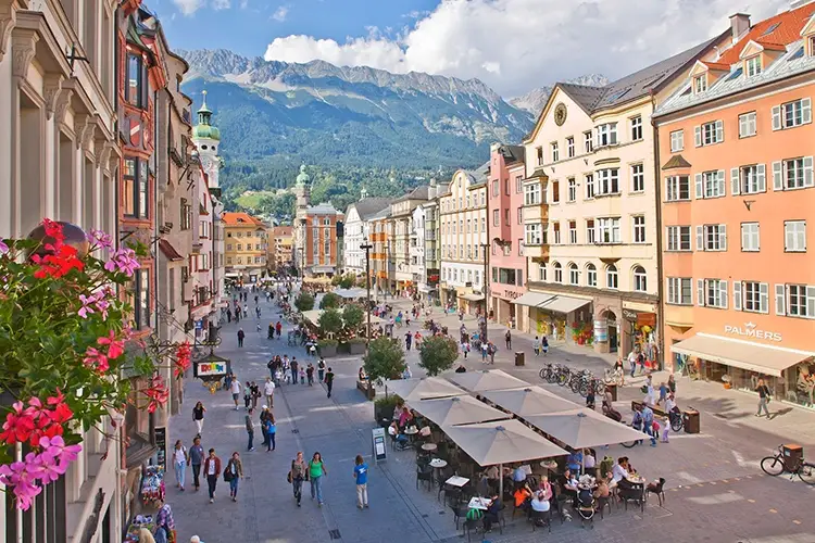 Marie Theresien strasse. Foto: Innsbruck Tourismus Christof Lackner Scoprire Innsbruck camminando Sette sentieri tra citt&agrave; e montagna