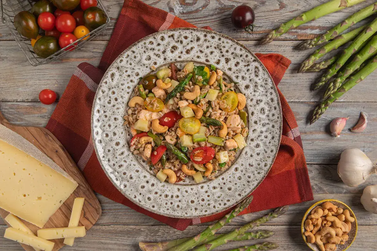 Insalata di farro con salmone, pomodorini, asparagi, anacardi e Valtellina Casera Insalata di farro con salmone e Valtellina Casera