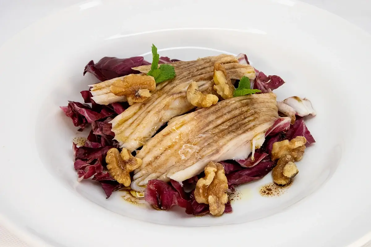 Insalata di razza con radicchio al balsamico e noci Il mare al centro di Roma: La Rosetta diventa anche Café Oyster bar