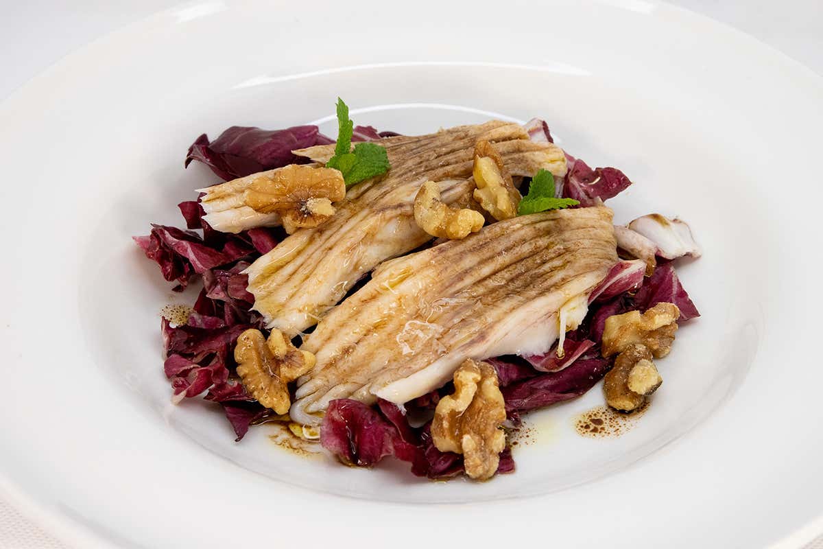 Insalata di razza con radicchio al balsamico e noci Il mare al centro di Roma: La Rosetta diventa anche Café Oyster bar