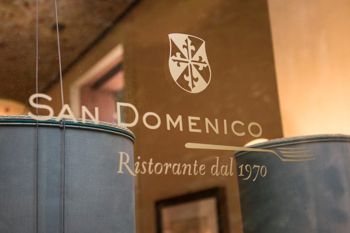 L'insegna del San Domenico di Imola Il San Domenico di Imola festeggia 52 anni rinnovando le cucine