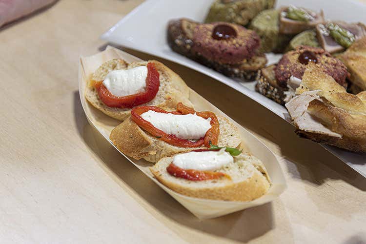 L'olio protagonista a tutto tondo nelle tavole delle feste - Insolito olio extravergine A tutto pasto per le feste L'olio protagonista a tutto tondo nelle tavole delle feste - Insolito olio extravergine A tutto pasto per le feste