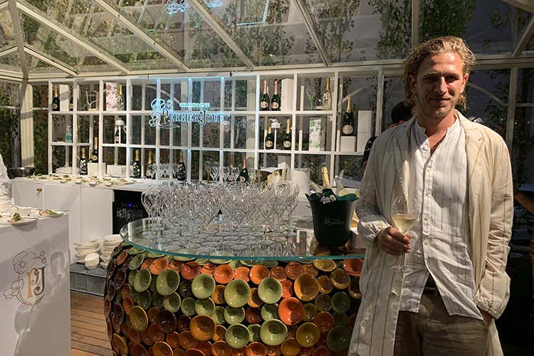 Il designer Andrea Mancuso di fronte a Metamorphosis Champagne Perrier-Jou&euml;t celebra il design