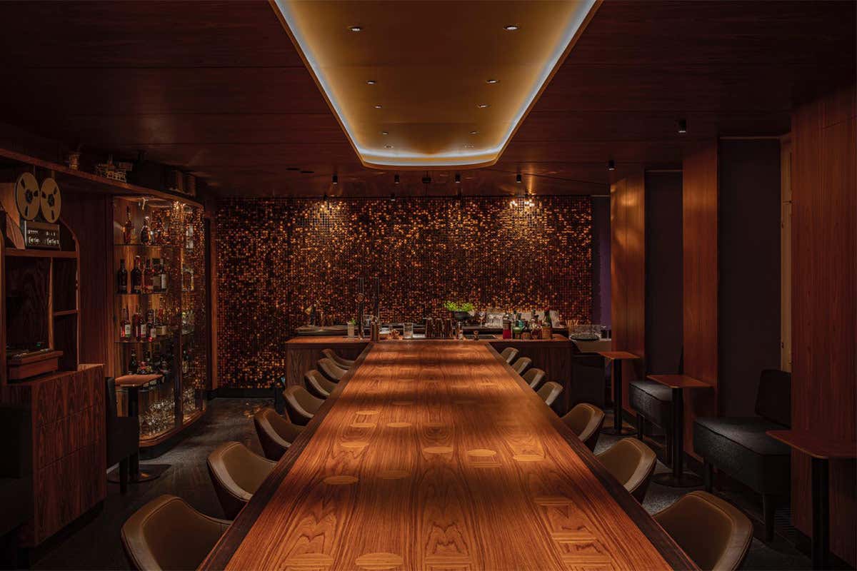 Il maestoso tavolo al centro del Bar Lvdwig Il dehors urbano all&rsquo;internodell&rsquo;Hotel Beethoven Vienna