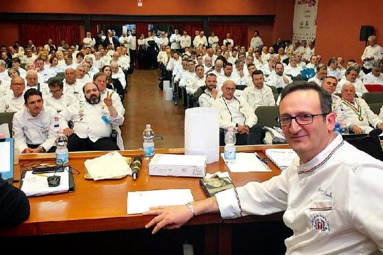 Rocco Pozzulo in una foto d'archivio, durante un'assemblea Fic - Staff formato e senso di sicurezza Così si sceglie il ristorante oggi