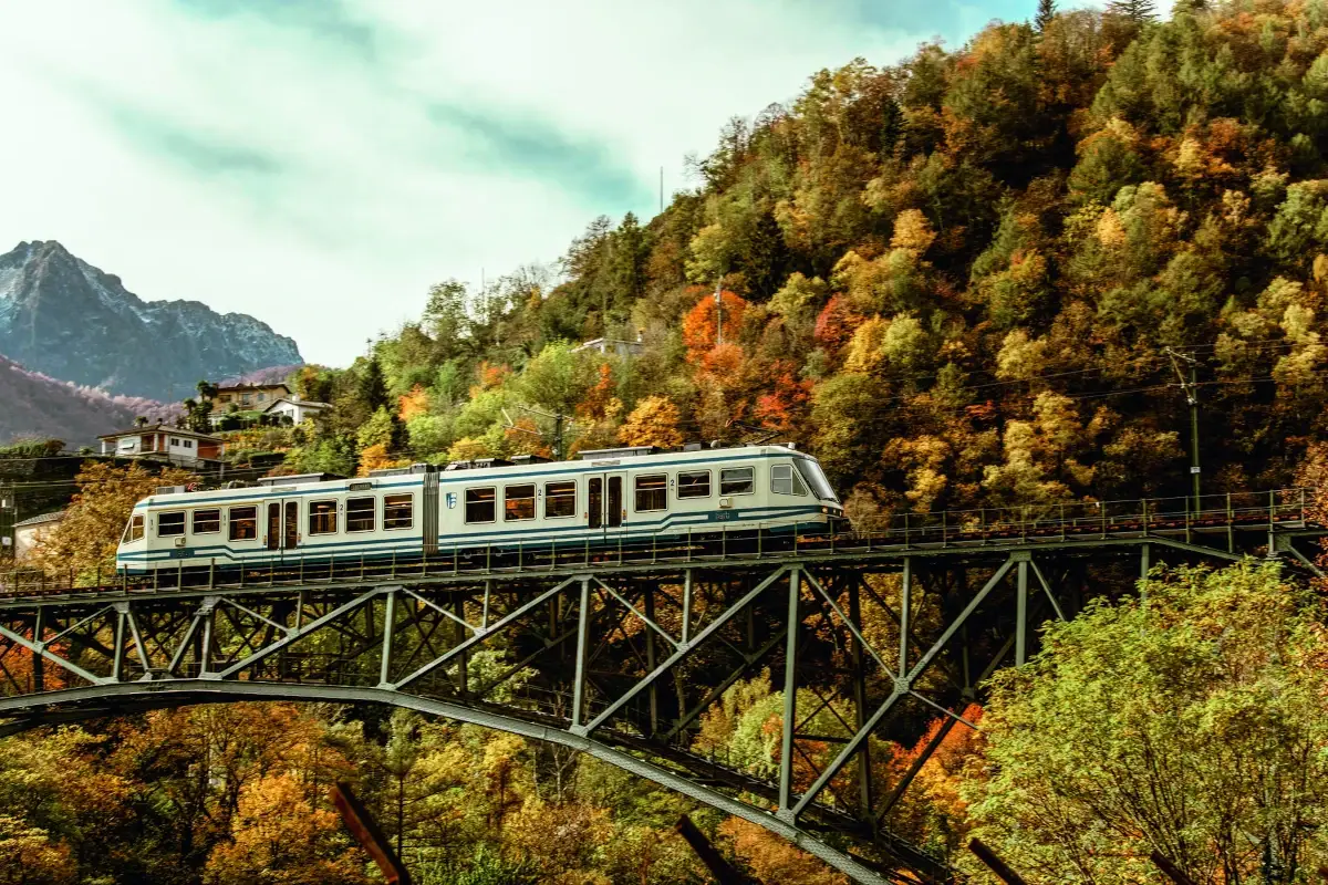 Il treno del foliage. Foto: Intragna Zug Switzerland Tourism&nbsp; Rob Lewis Escursioni da non perdere nel variopinto autunno ticinese