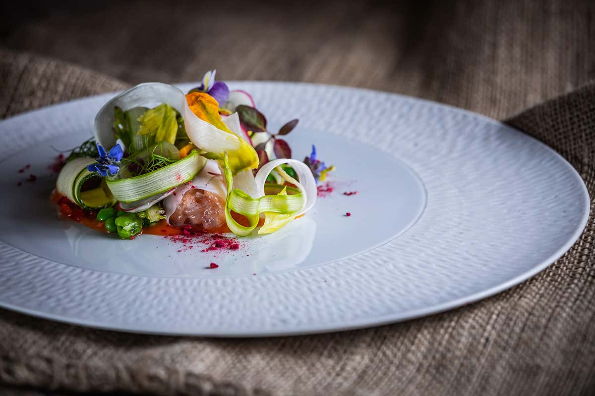 L’involtino primavera - veli di seppia con tartare di gamberi rossi, passatina di pomodoro all’agro e ortaggi di stagione L’involtino primavera