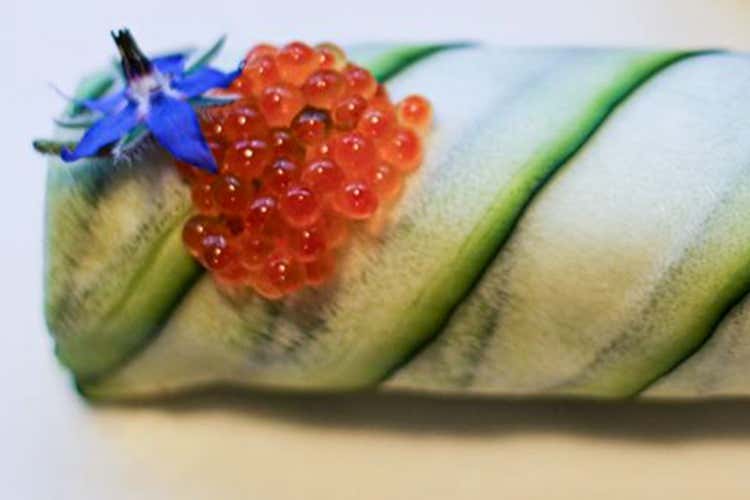 L'Involtino di zucchina di Vladimir Bardzic - Involtino di zucchina, avocado, finocchio marino e caviale di Aperol L'Involtino di zucchina di Vladimir Bardzic - Involtino di zucchina, avocado, finocchio marino e caviale di Aperol