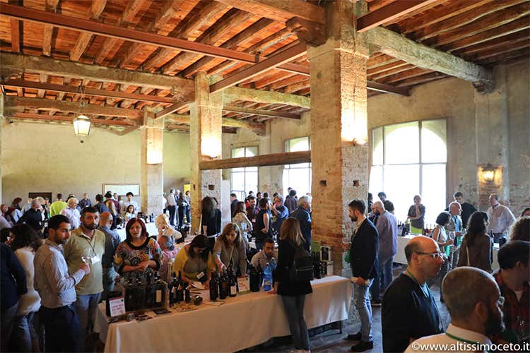 Io Bevo Così, successo per la 4ª edizione Oltre 450 vini da 97 produttori Io Bevo Così, successo per la 4ª edizione Oltre 450 vini da 97 produttori