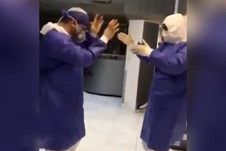 Un frame del video dall'Iran - Iran, medici ballano in corsia per rallegrare l'umore ai contagiati