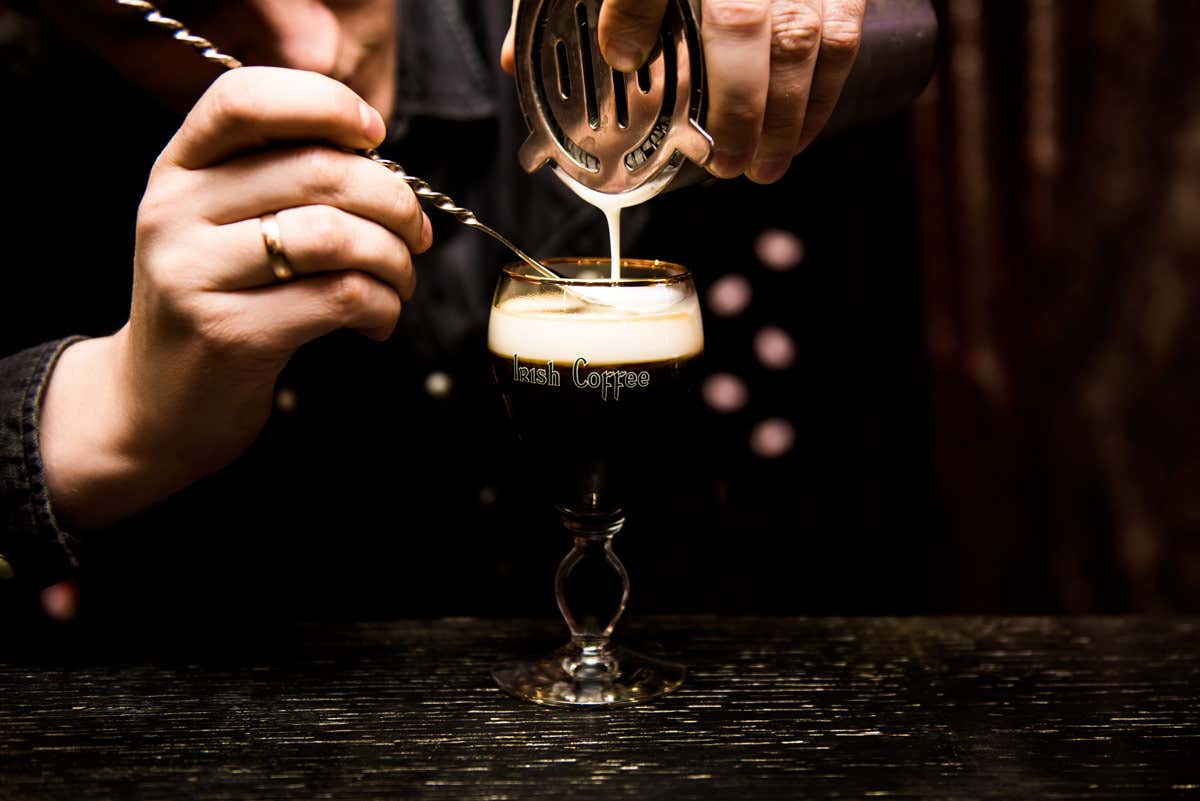 La storia dell'Irish Coffee ha origine nel 1943 80 anni fa nasceva l’Irish Coffee La storia dell'Irish Coffee ha origine nel 1943 80 anni fa nasceva l’Irish Coffee