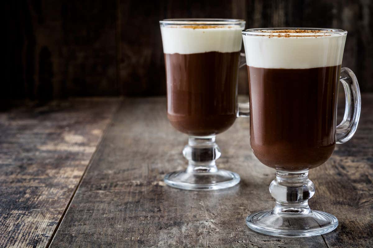 Oggi l’Irish coffee è una delle ricette più conosciute in ogni angolo della terra 80 anni fa nasceva l’Irish Coffee Oggi l’Irish coffee è una delle ricette più conosciute in ogni angolo della terra 80 anni fa nasceva l’Irish Coffee