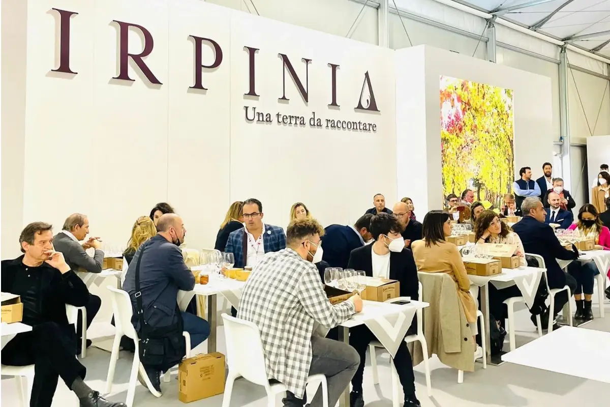 Lo stand dell'Irpinia a Vinitaly Cantine, botteghe e produzioni tipiche: l&rsquo;Irpinia del vino si racconta