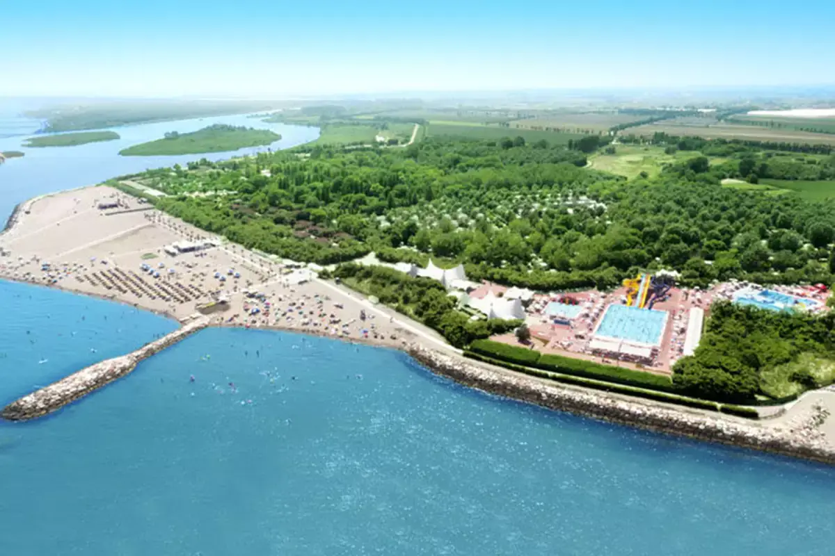 Veduta aerea di Isamar Holiday Village &amp; Residence Vacanze open air con le formule Isaholidays