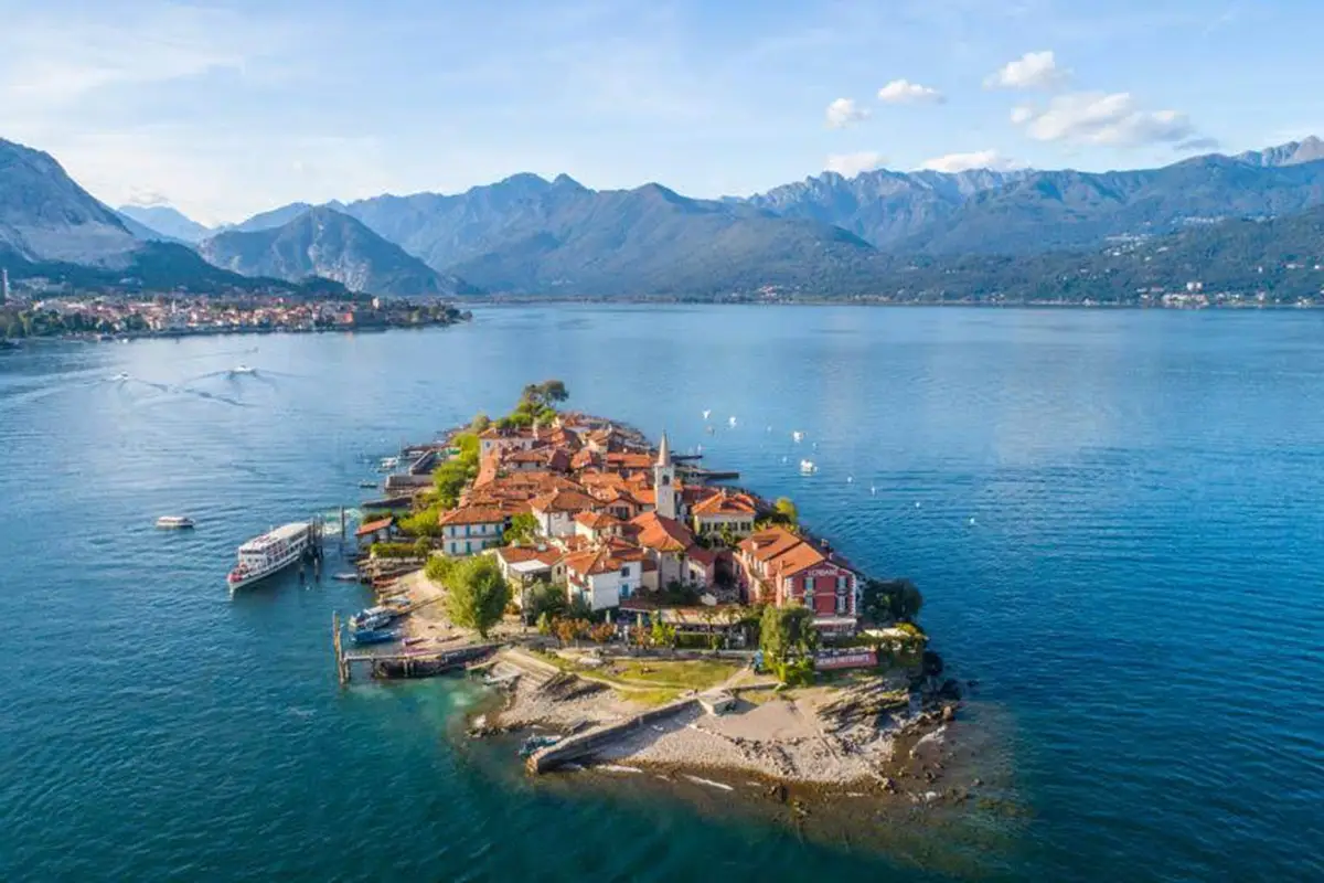 La pi&ugrave; piccola e caratteristica delle Isole Borromee e l&rsquo;unica a essere abitata ancora oggi. Marco Sacco sbarca all&rsquo;Isola dei Pescatori: guider&agrave; il Verbano