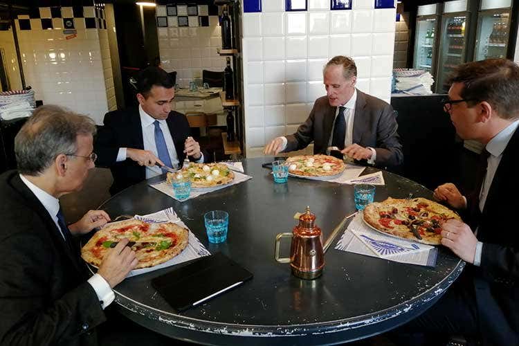 A tavola nel locale romano di Gino Sorbillo, Luigi Di Maio e l'ambasciatore francese a Roma Christian Masset - Italia-Francia, pace fatta. Di Maio: Chi di pizza ferisce, di pizza gioisce