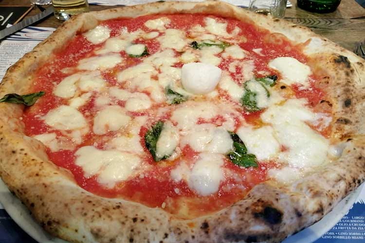 La pizza margherita di Gino Sorbillo - Italia-Francia, pace fatta. Di Maio: Chi di pizza ferisce, di pizza gioisce