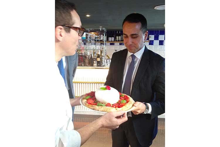 Luigi Di Maio riceve la vera pizza italiana da Gino Sorbillo - Italia-Francia, pace fatta. Di Maio: Chi di pizza ferisce, di pizza gioisce