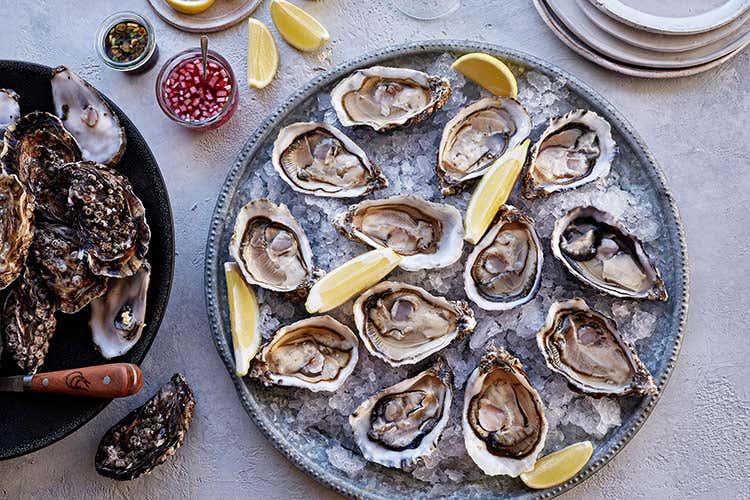 La corrente costante dell’Atlantico contribuisce a conferire loro una perfetta forma allungata - Italia, boom di ostriche irlandesi: i consigli per gustarle al meglio