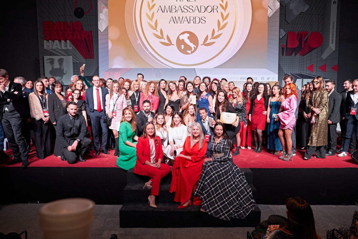 I vincitori dell'Italy Ambassador Awards con al centro la fondatrice del premio, Svetlana Trushnikova Italy Ambassador Awards ecco tutti i premiati