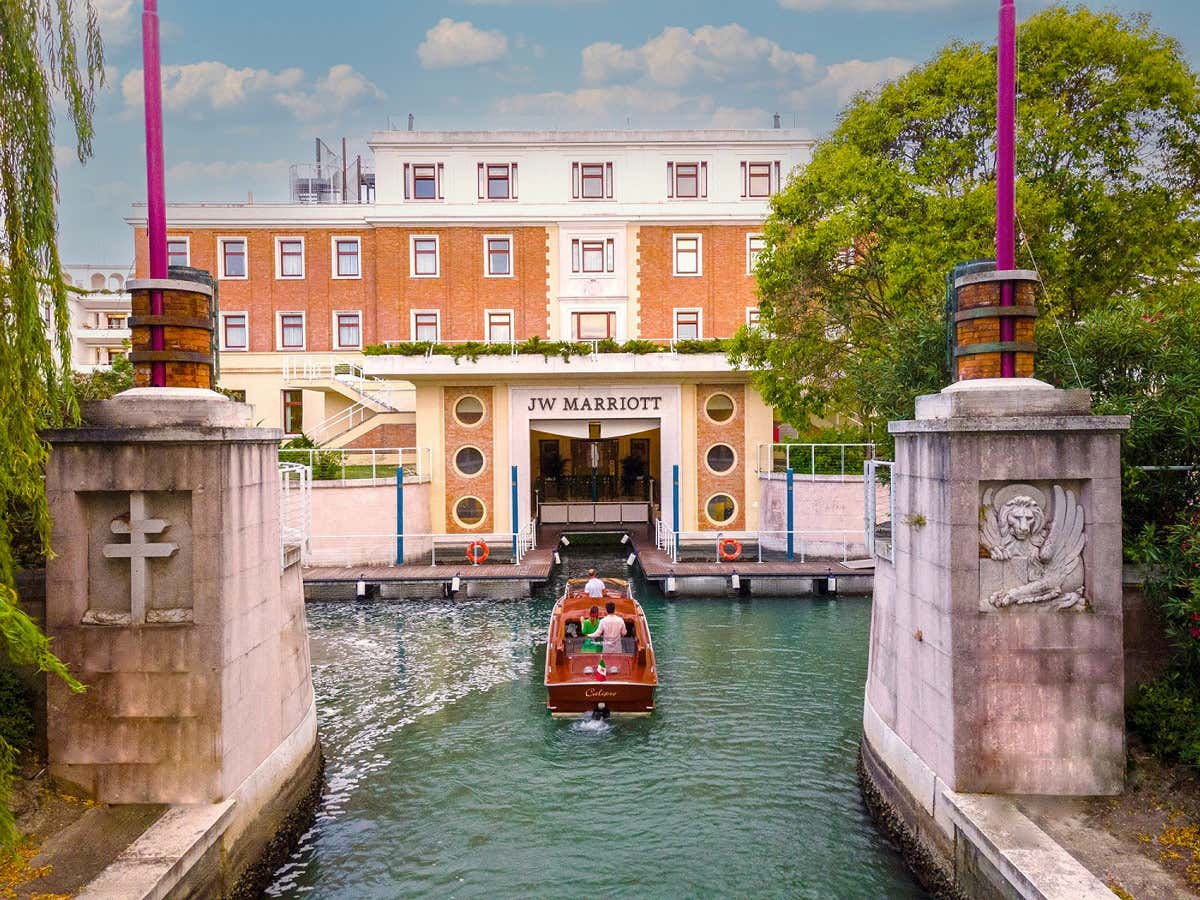  Il ristorante Agli Amici Dopolavoro ha accesso dedicato tramite un molo riservato, immerso nel verde dell&rsquo;Isola delle Rose Agli Amici Dopolavoro la nuova proposta gourmet di JW Marriott Venice Resort