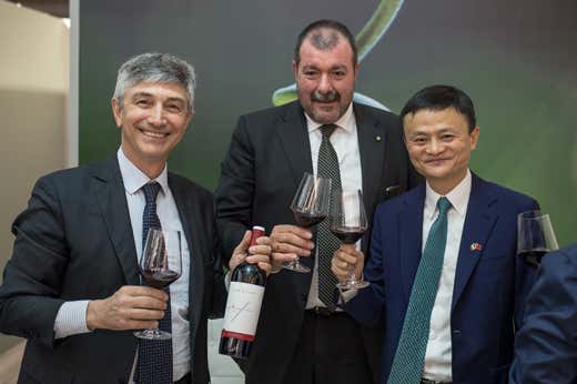 Fabio Maccari (direttore generale Gruppo Mezzacorona), Luca Rigotti (presidente Gruppo Mezzacorona) e Jack Ma Fabio Maccari (direttore generale Gruppo Mezzacorona), Luca Rigotti (presidente Gruppo Mezzacorona) e Jack Ma