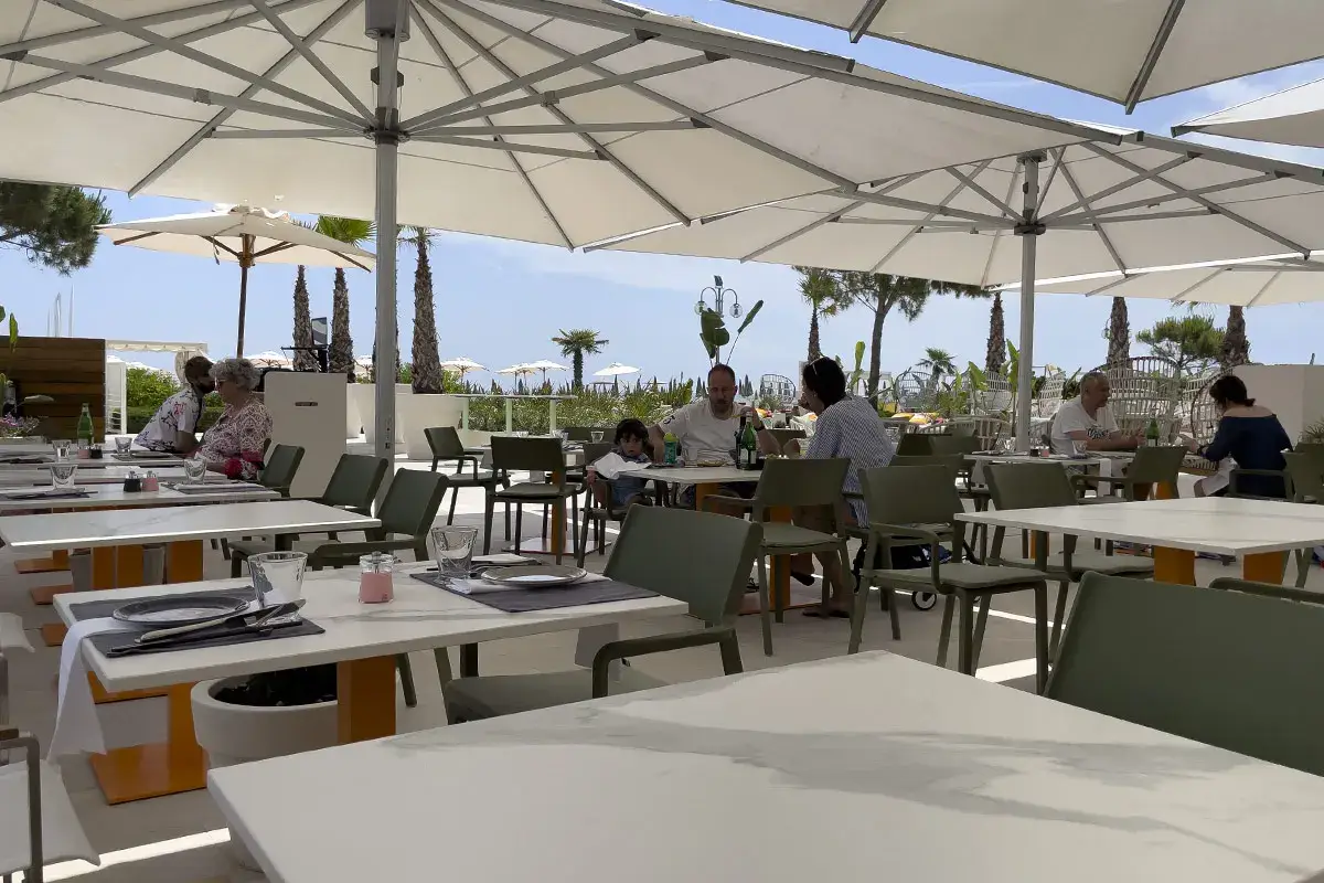 l'areaesterna di Hoku al Falkensteiner Falkensteiner: in spiaggia a Jesolo, ma con l'atmosfera del Pacifico