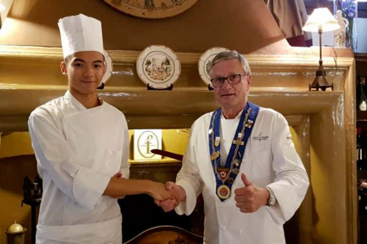 John insieme a Bernard Fournier (Jeunes Chefs Rôtisseurs Al concorso l'allievo di Fournier) John insieme a Bernard Fournier (Jeunes Chefs Rôtisseurs Al concorso l'allievo di Fournier)