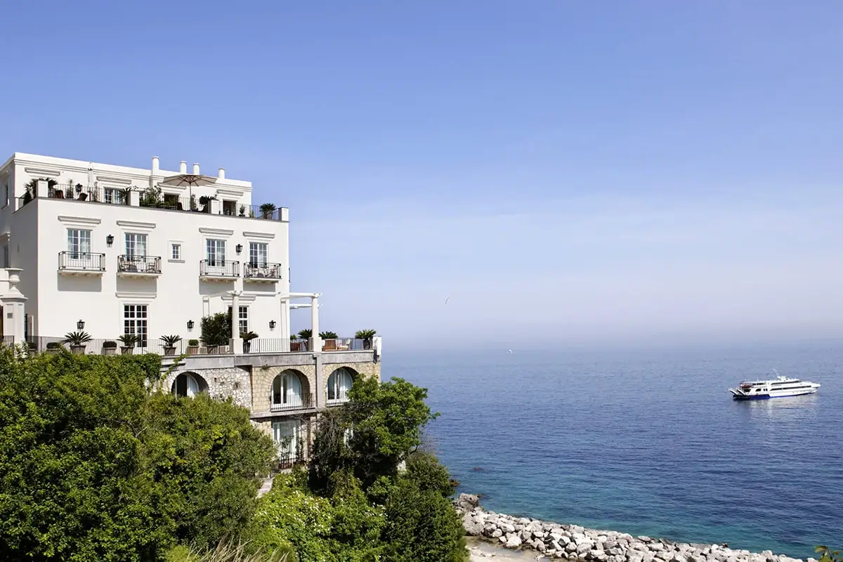 Unico albergo dell'isola ad avere accesso diretto alla spiaggia J.K. Place Capri, rifugio bianco sull&rsquo;isola azzurra