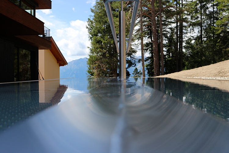 La spettacolare terrazza sul tetto con piscina riscaldata (Josef Mountain Resort, una sauna per godersi l'autunno di Avelengo)